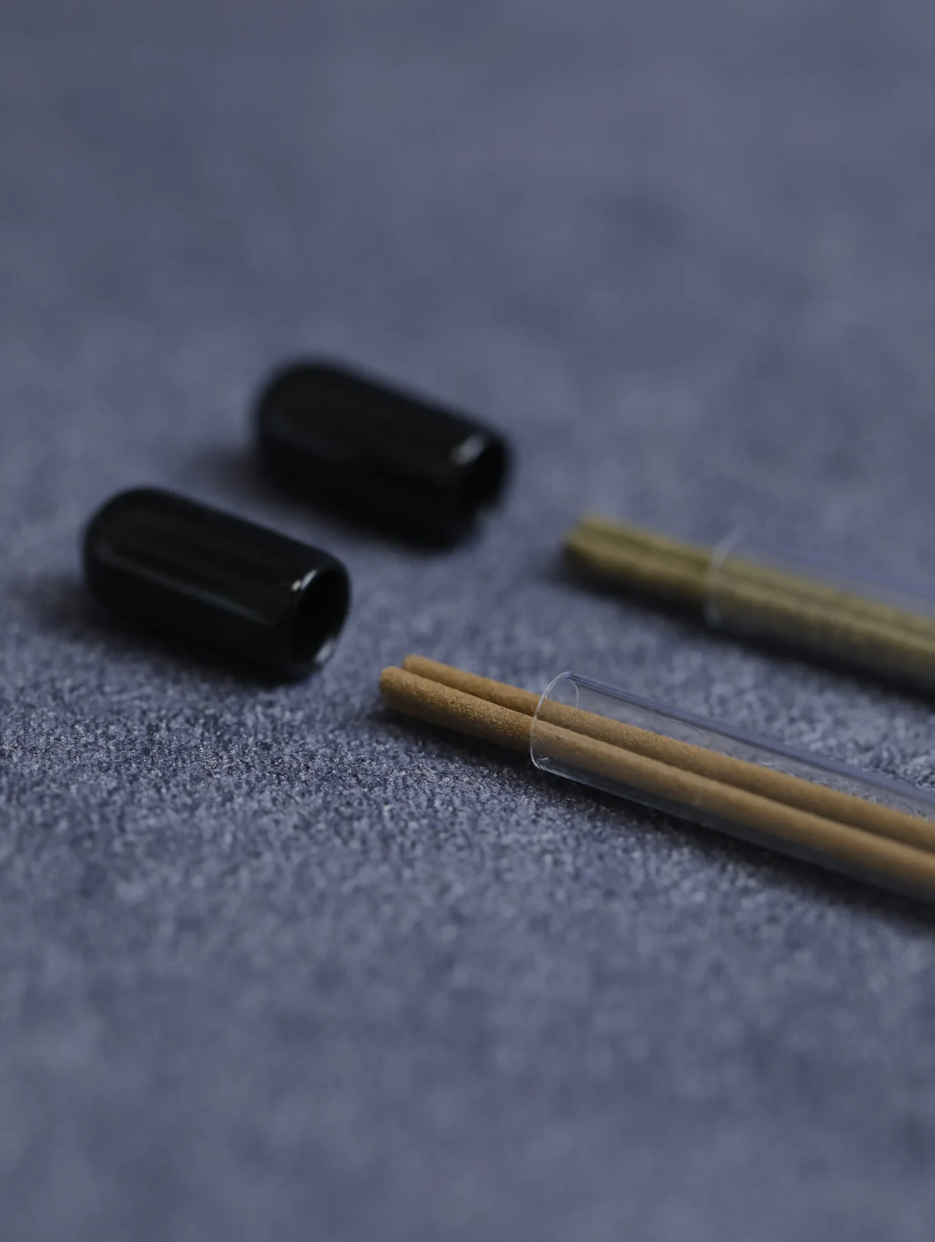 蓝色织物上的线香小样实拍