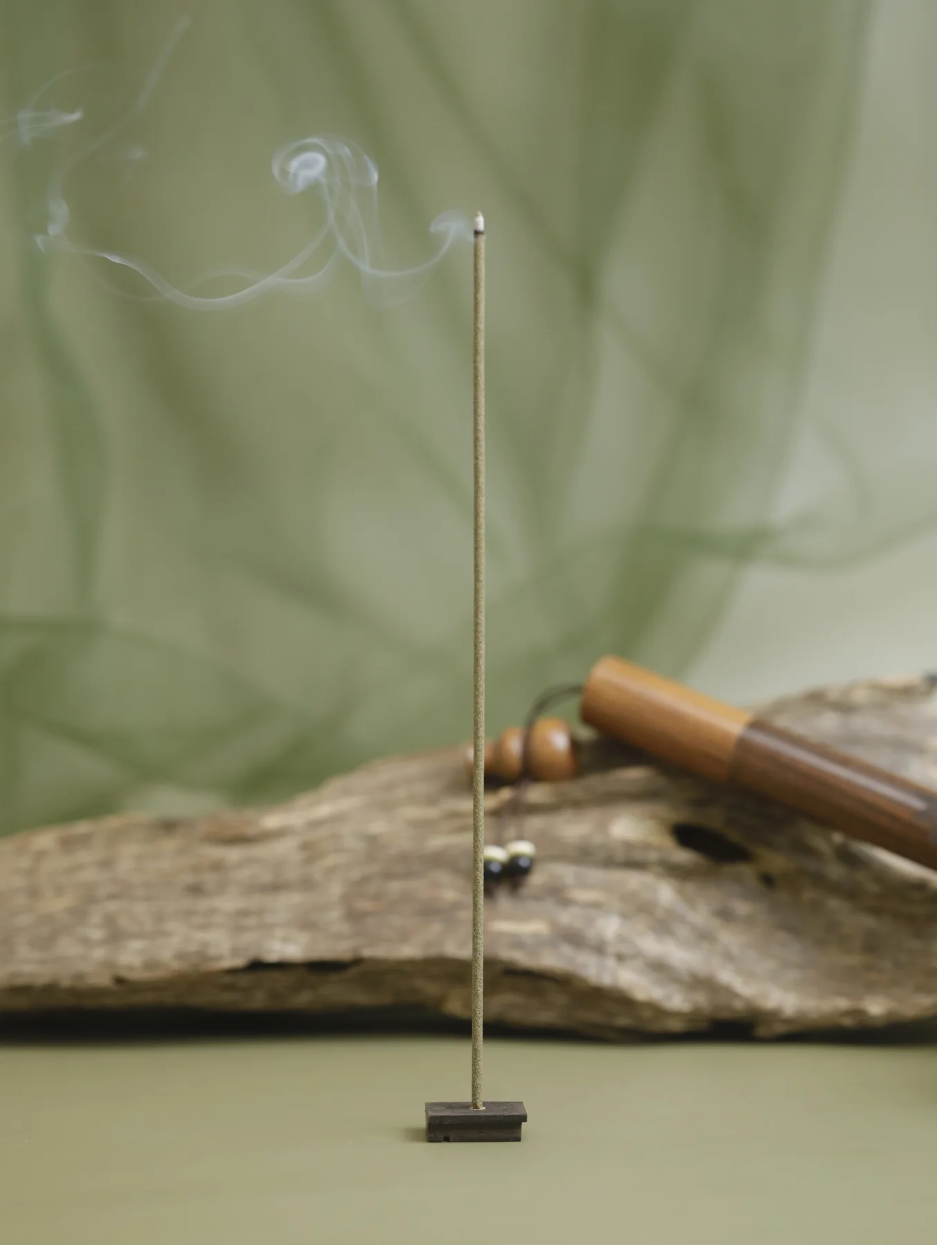 简洁香插上的点燃线香实拍